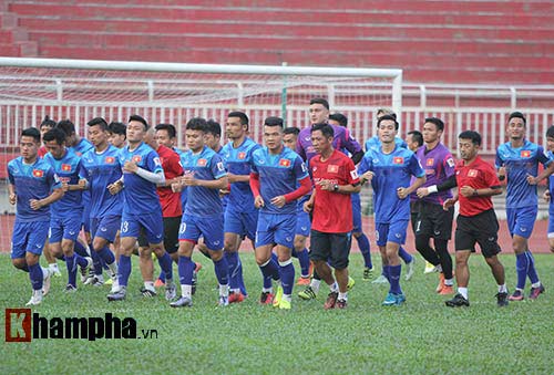 ĐT Việt Nam: Công Vinh truyền nghề cho Công Phượng - 1