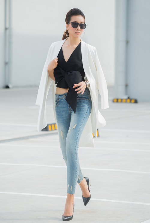 Chân dài Phan Linh xuống phố khoe dáng nuột, eo thon - 1