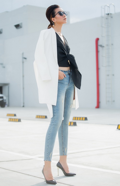 Chân dài Phan Linh xuống phố khoe dáng nuột, eo thon - 2