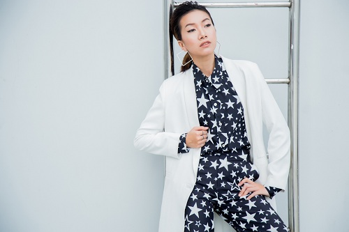 Chân dài Phan Linh xuống phố khoe dáng nuột, eo thon - 4