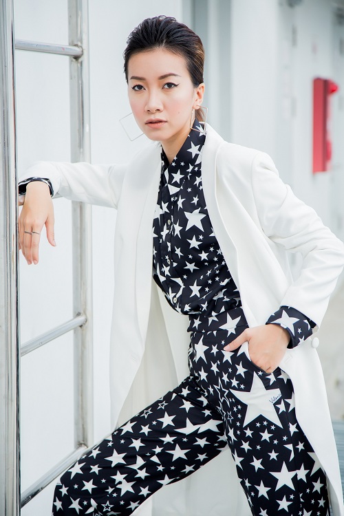 Chân dài Phan Linh xuống phố khoe dáng nuột, eo thon - 5