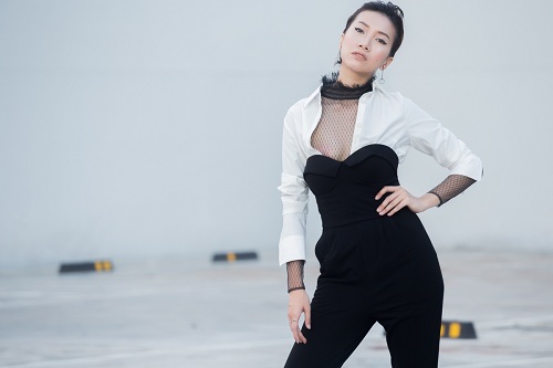 Chân dài Phan Linh xuống phố khoe dáng nuột, eo thon - 7