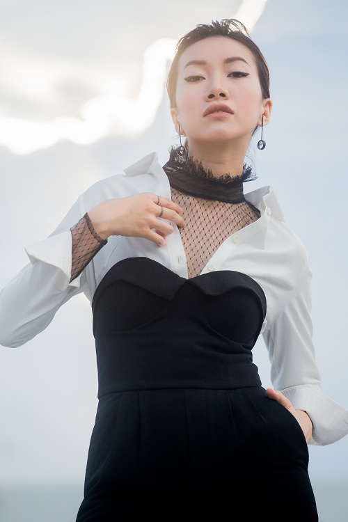 Chân dài Phan Linh xuống phố khoe dáng nuột, eo thon - 9