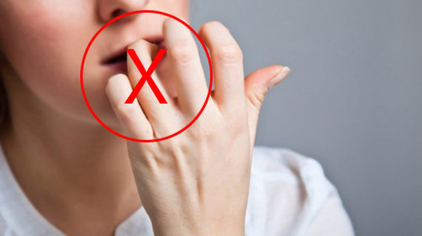 Bé gái 7 tuổi phải nhập viện vì thói quen cắn xước măng-rô ngón tay - 3