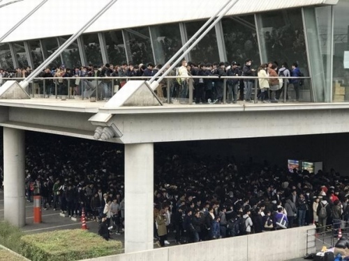 Hàng nghìn đàn ông xếp hàng 4km để ngắm 