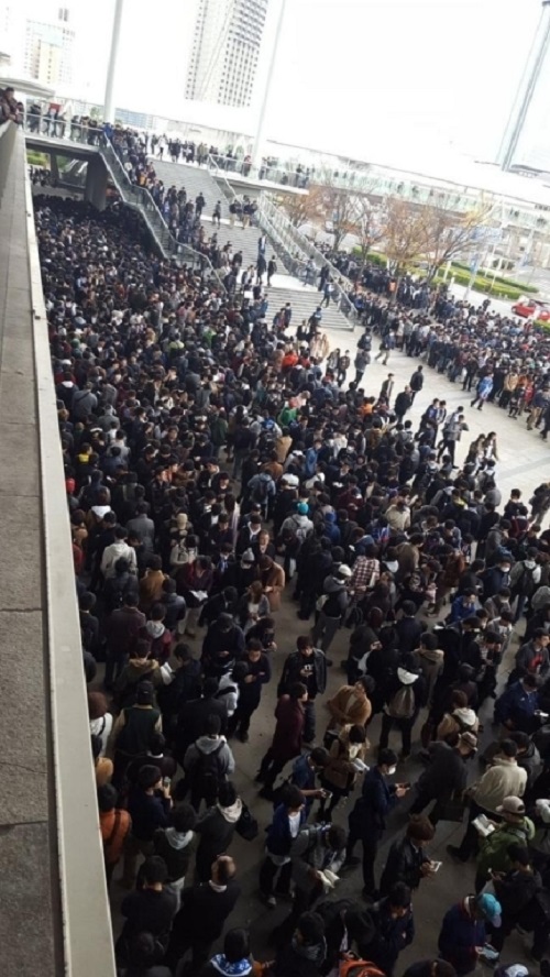 Hàng nghìn đàn ông xếp hàng 4km để ngắm 