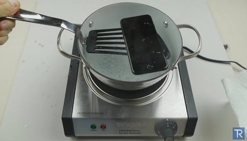 Video: “Tối mắt” nhìn iPhone 7 bị luộc trong nước sôi Video: “Tối mắt” nhìn iPhone 7 bị luộc trong nước sôi