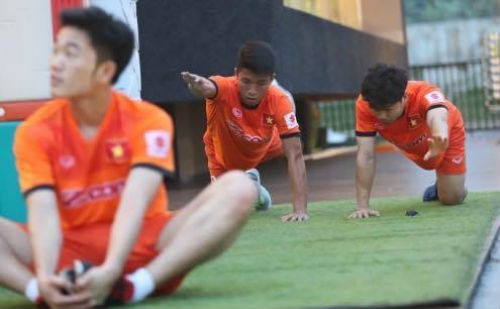 ĐT Việt Nam ở Indonesia: Xuân Trường, Công Vinh tập chạy - 1