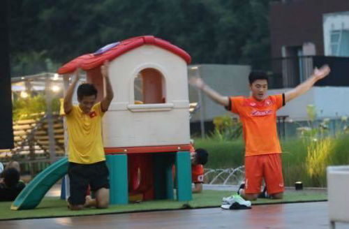 ĐT Việt Nam ở Indonesia: Xuân Trường, Công Vinh tập chạy - 3