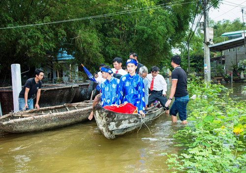 Màn “đưa nàng về dinh” trong lũ bằng thuyền, xe ben cực chất - 5