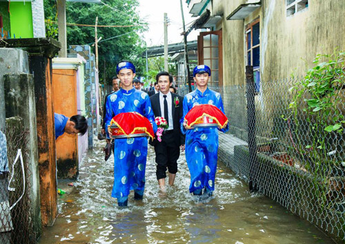 Màn “đưa nàng về dinh” trong lũ bằng thuyền, xe ben cực chất - 2