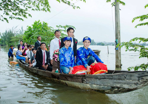 Màn “đưa nàng về dinh” trong lũ bằng thuyền, xe ben cực chất - 3