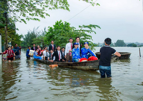 Màn “đưa nàng về dinh” trong lũ bằng thuyền, xe ben cực chất - 4