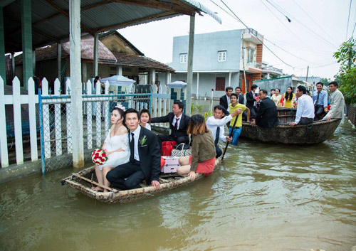 Màn “đưa nàng về dinh” trong lũ bằng thuyền, xe ben cực chất - 8