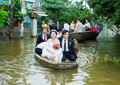 Màn “đưa nàng về dinh” trong lũ bằng thuyền, xe ben cực chất - 9