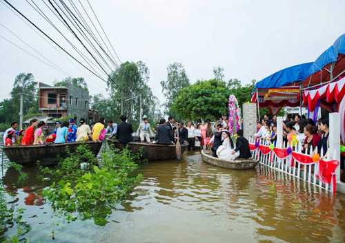 Màn “đưa nàng về dinh” trong lũ bằng thuyền, xe ben cực chất - 7