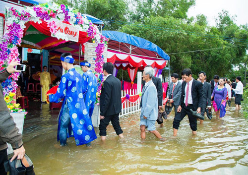 Màn “đưa nàng về dinh” trong lũ bằng thuyền, xe ben cực chất - 6