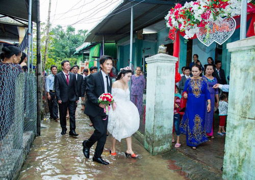 Màn “đưa nàng về dinh” trong lũ bằng thuyền, xe ben cực chất - 12