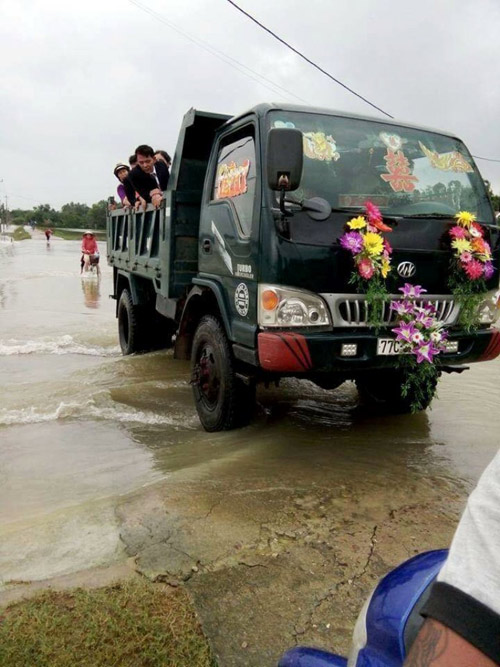 Màn “đưa nàng về dinh” trong lũ bằng thuyền, xe ben cực chất - 14