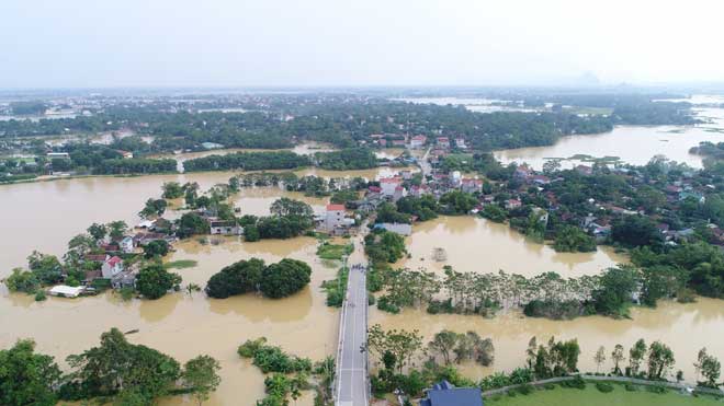 Flycam: Toàn cảnh nước ngập đến nóc nhà sau trận lụt lịch sử ở Chương Mỹ - 1