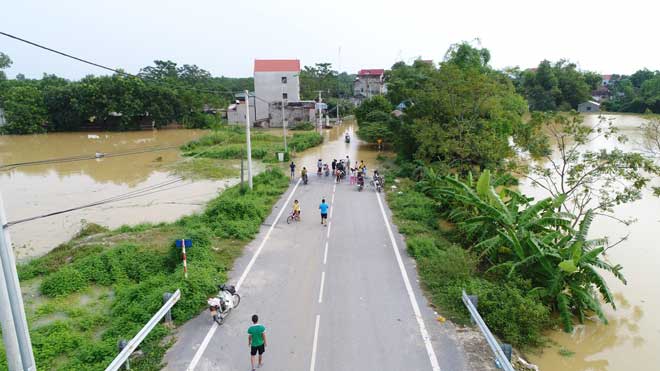 Flycam: Toàn cảnh nước ngập đến nóc nhà sau trận lụt lịch sử ở Chương Mỹ - 6