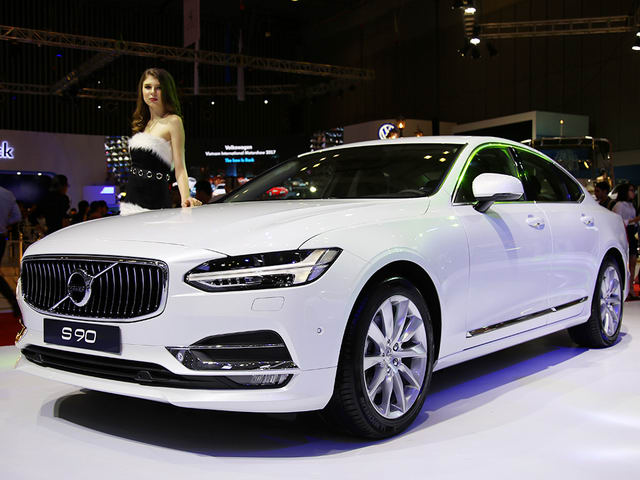 Sedan hạng sang Volvo S90 giá từ 2,4 tỷ đồng ở Việt Nam - 1