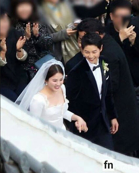 Song Joong Ki hôn say đắm Song Hye Kyo trong hôn lễ thế kỷ - 6