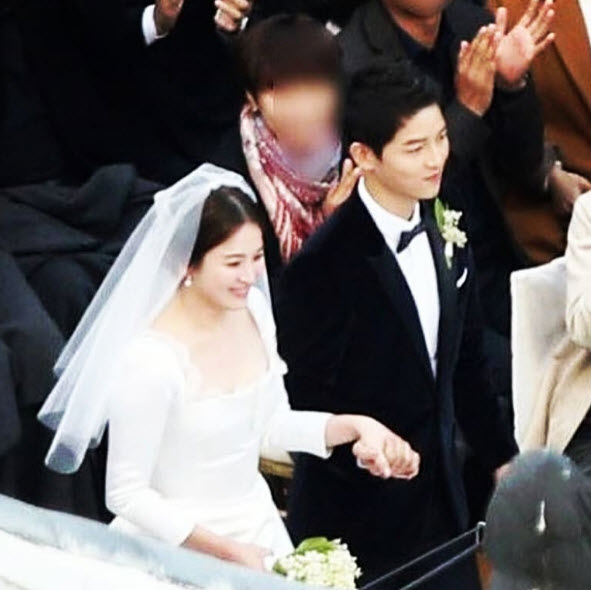 Song Joong Ki hôn say đắm Song Hye Kyo trong hôn lễ thế kỷ - 5