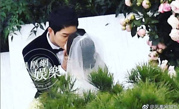 Song Joong Ki hôn say đắm Song Hye Kyo trong hôn lễ thế kỷ - 11