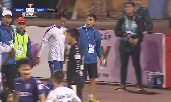Kinh hoàng chấn thương V-League: Bất tỉnh sau va chạm, suýt cắn lưỡi - 3