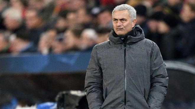 MU thất bại đau đớn, Mourinho trách học trò toàn "chân gỗ" - 2