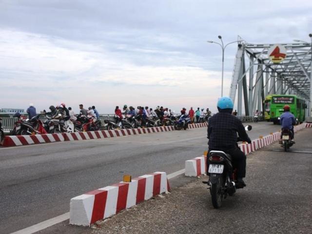 2 nữ sinh lớp 8 nắm tay nhau cùng nhảy cầu treo tự tử