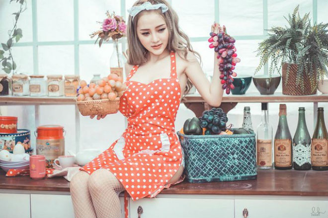 Nữ DJ xinh đẹp Sài thành hóa cô nội trợ mặc nội y sexy nấu bếp - 4