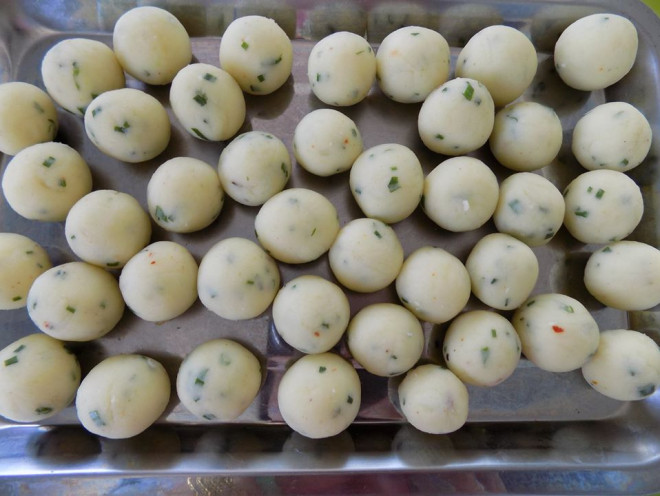 Mẹ vụng mấy cũng làm ngon ơ khoai tây bi chiên giòn thơm cho bé - 4