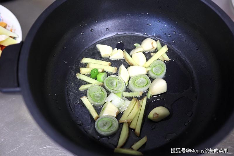 Nếu bạn chưa bao giờ nấu tôm chung với thịt bò thì hãy thử theo cách này sẽ thành món đại bổ - 4