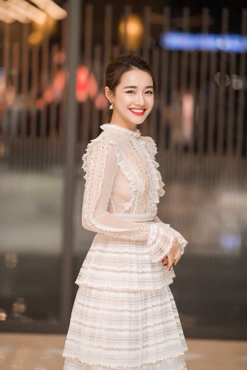 Nhã Phương xuất hiện cá tính khi tới LHP Cannes quảng bá