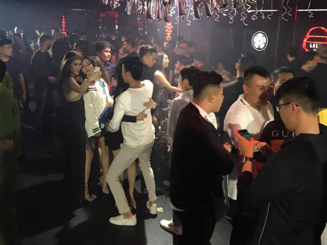 Nhiều nam nữ “phê” bóng cười trong quán bar “chui” ở SG