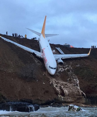 Máy bay Thổ Nhĩ Kỳ chở 162 người trượt cắm đầu xuống vực - 1