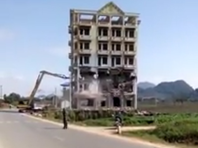 Tài xế máy xúc suýt chết khi phá dỡ tòa nhà của Tàng ”Keangnam”