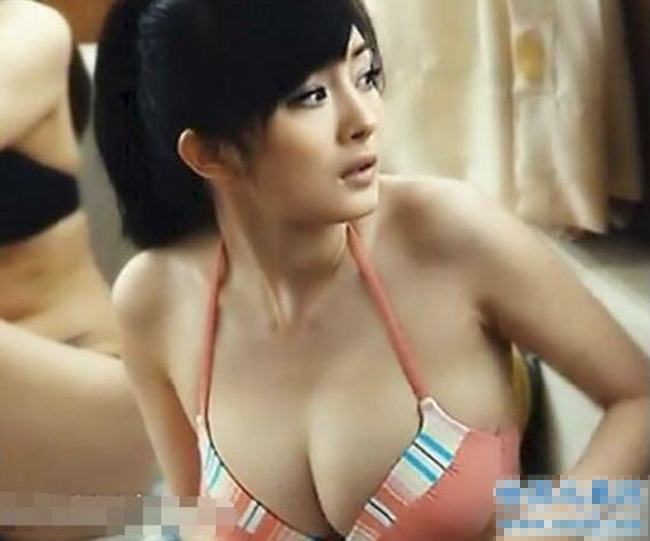 Mới đây, Dương Mịch trở thành tâm điểm mạng Trung Quốc vì clip ngắn cắt ra từ bộ phim "Cô Đảo Kinh Hoàng" bất ngờ hot trở lại. Cô diện bikini, khoe vòng một nảy nở làm dân tình nghi ngờ nữ diễn viên "dao kéo".