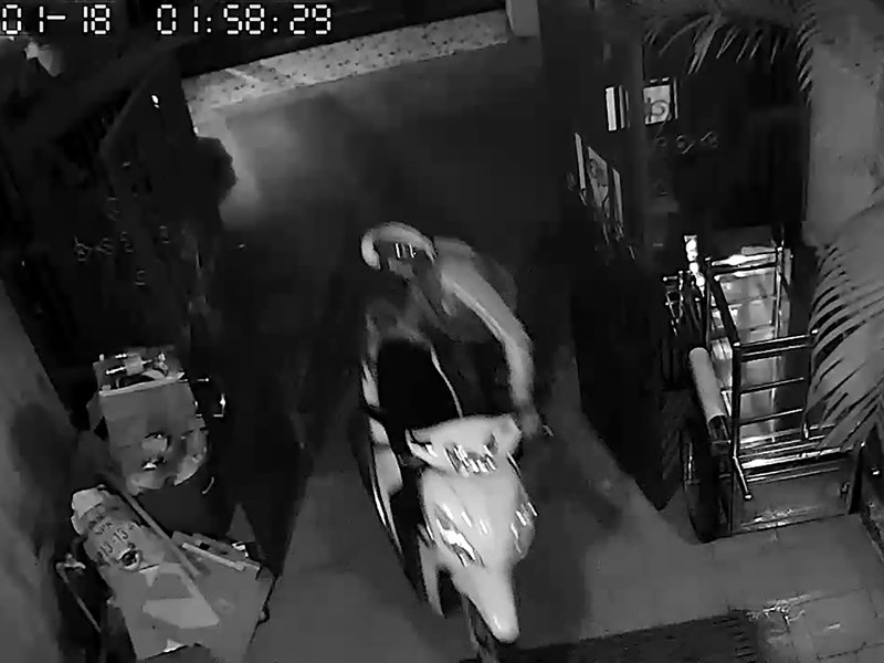 Camera ghi hình nhóm trộm 3 lần vào nhà lấy 3 xe máy - 1