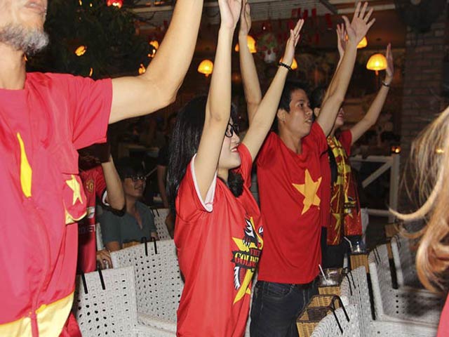 U23 Việt Nam xả thân, Công Phượng ghi bàn: CĐV bật khóc nức nở