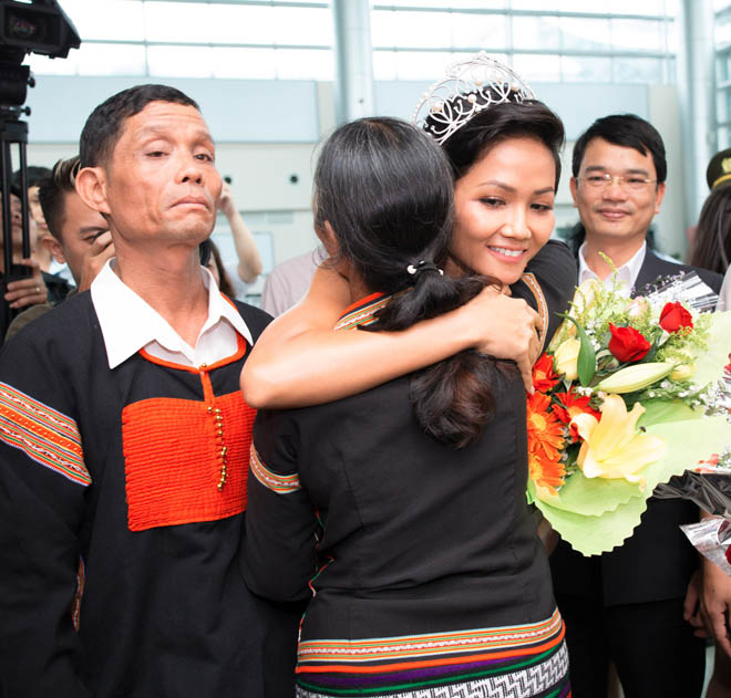 H'Hen Niê òa khóc khi về quê, gặp người dân Ê Đê - 4