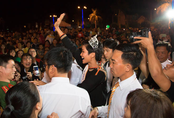 H'Hen Niê "cưỡi" công nông về buôn, đi chân đất nhảy múa - 4