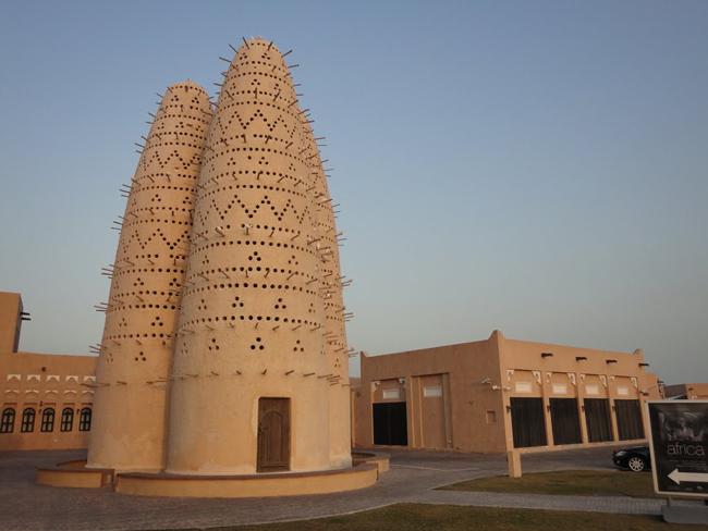 Tháp Pigeon là nơi được du khách nước ngoài rất thích chụp ảnh cùng khi tới thăm Qatar. Tòa tháp được làm toàn toàn từ đất sét, gạch nung và gỗ.