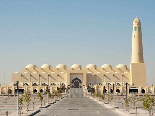 Đền Abdul Wahhab là ngôi đền lớn nhất Qatar với 90 mái vòm, 13 cửa vào và sức chứa lên tới 30.000 người.