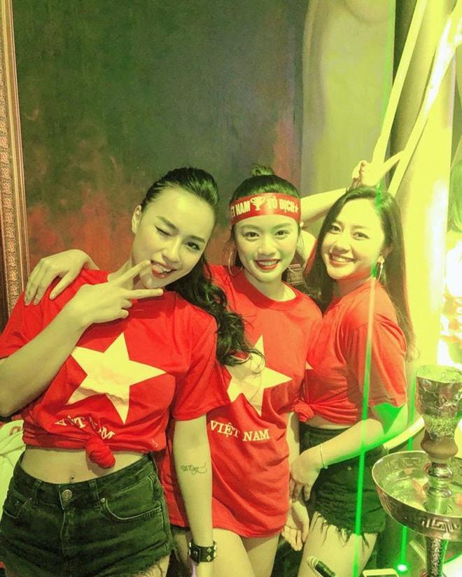 Thời trang "đi bão" của người đẹp mừng chiến thắng U23 Việt Nam - 4
