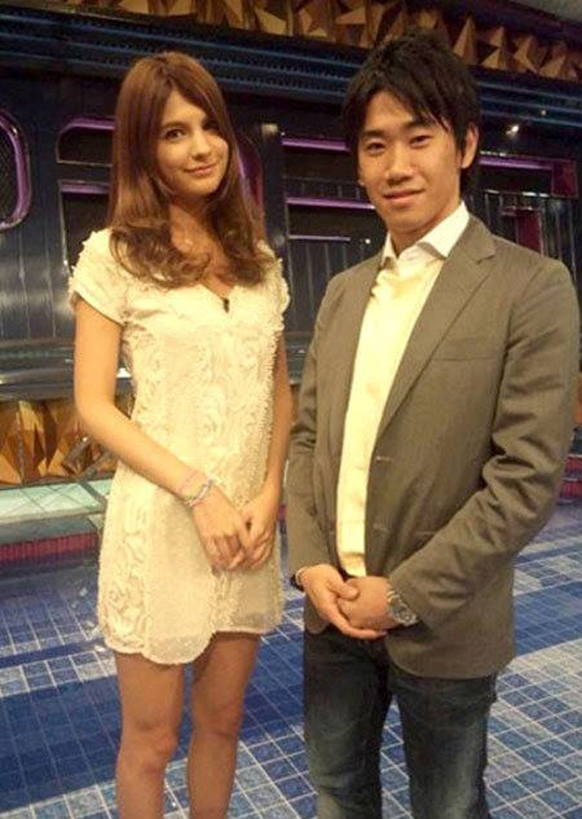 Shinji Kagawa là cầu thủ nổi tiếng của Nhật Bản. Anh từng là tiền vệ được đầu quân cho MU. Năm 2012, vừa cập bến M.U, tiền vệ người Nhật này đã gây xôn xao dư luận với tin đồn đang cặp kè với diễn viên khiêu dâm hàng đầu Nhật Bản Ameri Ichinose. Mọi rắc rối bắt nguồn từ bức ảnh Kagawa chụp cùng bạn gái trong một chương trình khi anh đang thi đấu cho Borussia Dortmund.