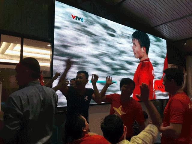 Clip: 1001 cung bậc cảm xúc của người hâm mộ Việt Nam trong trận chung kết U23 Châu Á