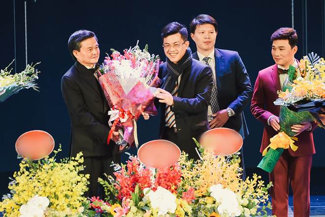 Lý do Tùng Dương bỏ hát trong Gala U23 Việt Nam - 1